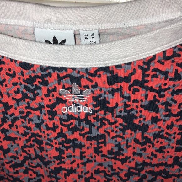 Addias stretchy cropped fit signature Athletic T-shirt size Medium - Picture 3 of 5